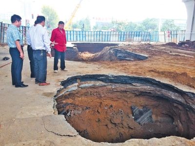 9月20日，中原路西三環(huán)交叉口坍塌現(xiàn)場