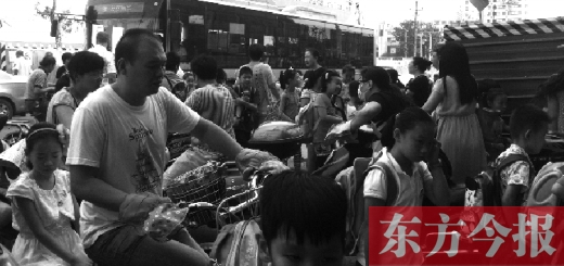 9月4日下午，文化路一小附近，大批陪讀家長(zhǎng)接孩子。