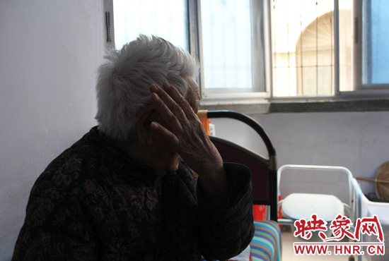 說起敬老院要搬遷,老太太忍不住流眼淚。