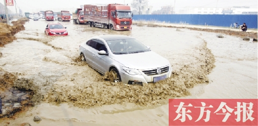 昨日的水坑現(xiàn)場(chǎng)，“坑車”的情況仍在繼續(xù)上演