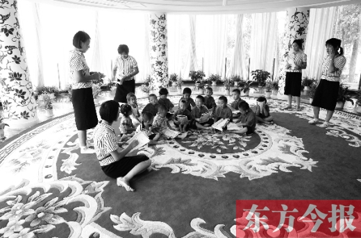 鄭州一幼兒園里的孩子在老師的帶領(lǐng)下讀《論語》。