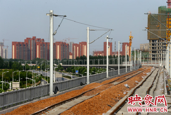 現(xiàn)代化的城際鐵路為日新月異的城市發(fā)展帶來了新的活力。