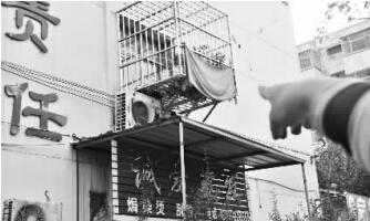 發(fā)生矛盾的一二樓鄰居，喇叭就安裝在二樓窗口。