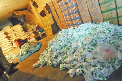 大袋的飼料添加劑氯化鈉經過仿冒加工，就變成了小袋的食用碘鹽。
