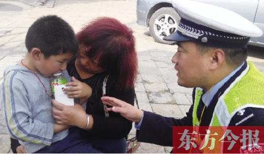 昨日，5歲的男孩獲救后，向民警講述被拐經(jīng)過(guò)。