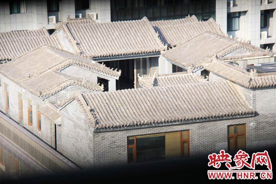 這座建筑里面的裝修奢華考究，門窗和吊頂均為紅木。