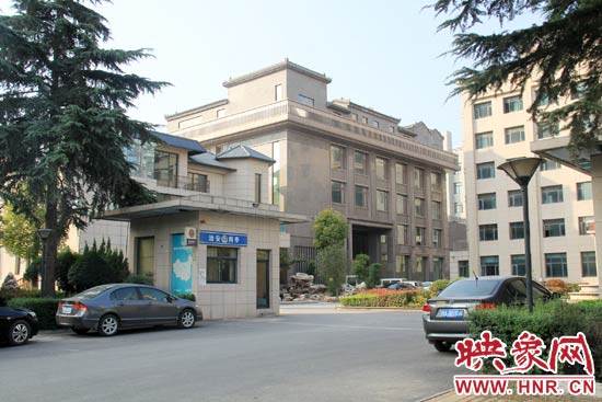 據(jù)這座建筑的一名工作人員稱，整座建筑為海龍集團所有，房屋建成之后用作公司紅木家具展示。