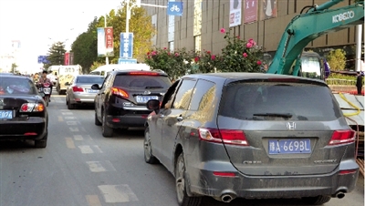 中原路華山路口，花壇擋了進(jìn)入地下商場(chǎng)的車(chē)流