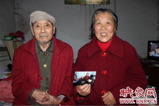 兩位老人的心愿就是能有一張金婚照。