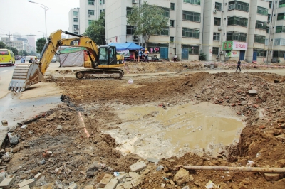 漢江路與行云路口，施工挖斷天然氣管道。