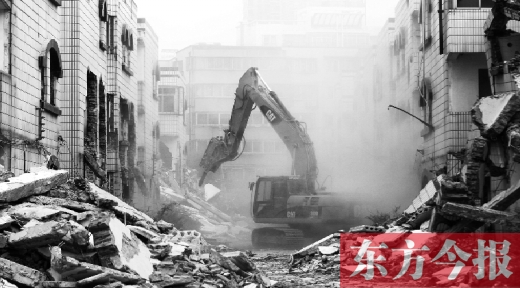 昨日，鄭州市棗莊社區(qū)拆遷現(xiàn)場，揚塵漫天，附近居民叫苦不迭