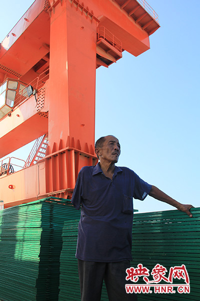 2014年7月31日，淅川縣九重鎮(zhèn)陶岔村獨(dú)臂護(hù)水員李進(jìn)群在淅川渠首。