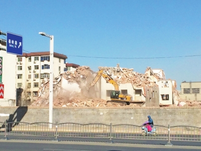 航海路秦嶺路口的閆垌村拆遷現(xiàn)場，看不到防塵措施。