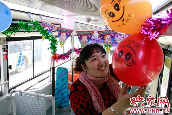 鄭州快速公交B3區(qū)間線車長(zhǎng)李鵬云在車廂里懸掛氣球，布置圣誕車廂，營(yíng)造歡樂(lè)圣誕氛圍
