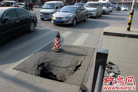 南陽路農(nóng)業(yè)路出現(xiàn)深坑，近看是因為瀝青充當窨井蓋所致