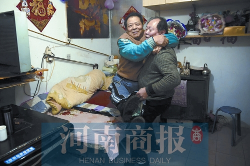 2015年1月15日，老鄰居抱起180斤重的高新海去坐三輪車，準(zhǔn)備出去轉(zhuǎn)轉(zhuǎn)