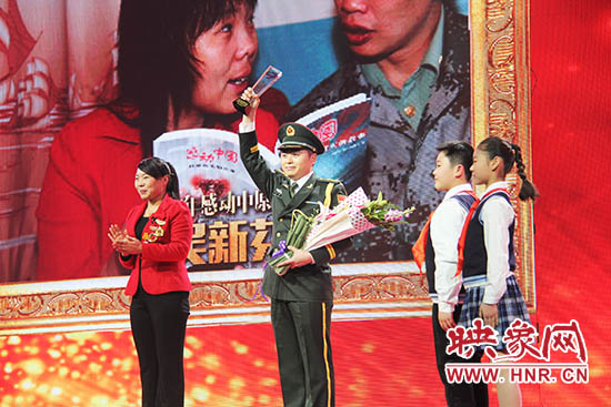 中國人民解放軍71352部隊19分隊管理員王留杰上臺接受頒獎。