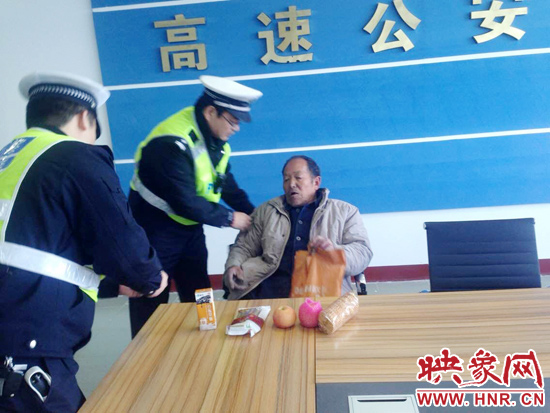 民警將老人帶回駐地。