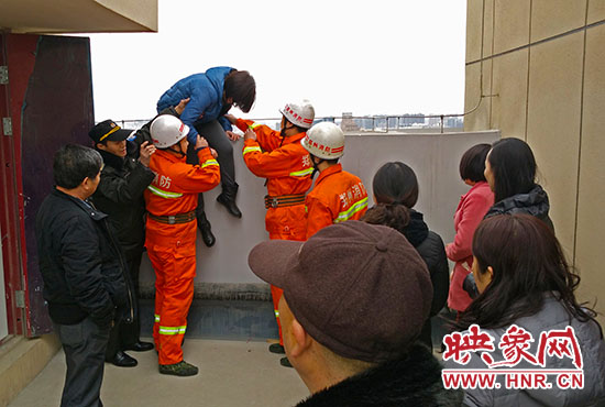 消防隊員和巡防隊員、民警將最后一名女子從樓頂救下。