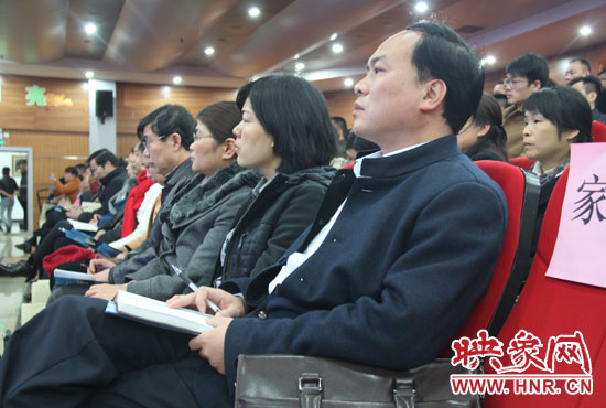 認(rèn)真聽取招生政策的學(xué)生家長(zhǎng)。