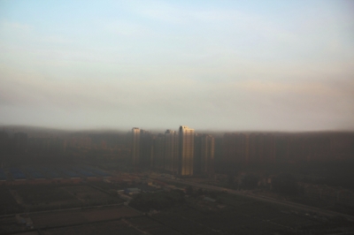 鄭州遇“平流霧”，上空晴朗，城市被黑霧籠罩