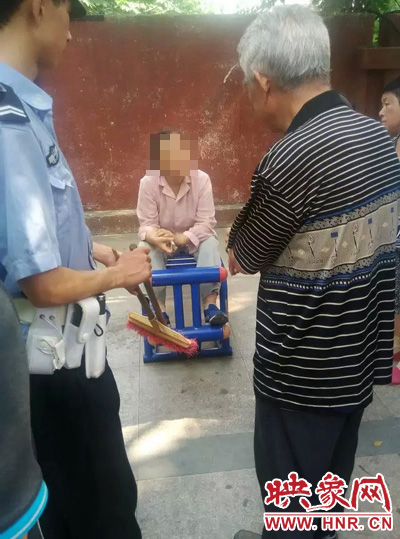老太當(dāng)時(shí)坐在健身器材上做仰臥起坐，說環(huán)衛(wèi)工人影響她鍛煉身體了，便開始謾罵環(huán)衛(wèi)工人。