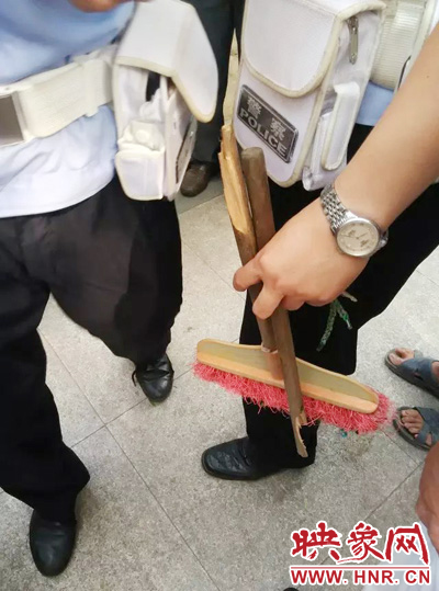老太從環(huán)衛(wèi)工手中奪過掃帚，用腳踩斷，用力向環(huán)衛(wèi)工人的手上和腿上敲去。