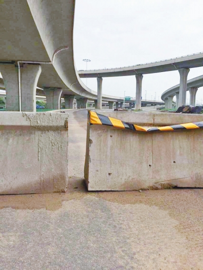  京廣快速路北延地面道路北三環(huán)入口處，一排石墩擋道，不讓入內(nèi)。