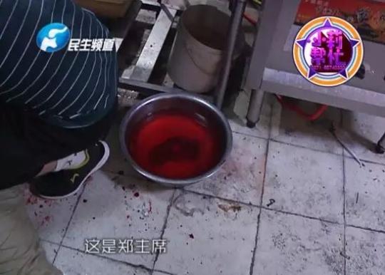 老板竟突然在廚房內(nèi)割腕自殺!發(fā)現(xiàn)意外情況后，小莉趕緊對傷者進行包扎，并撥打了120急救電話。