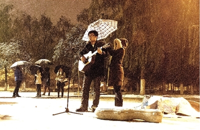 雪夜鄭大新校區(qū)的這一幕是不是也溫暖了你？