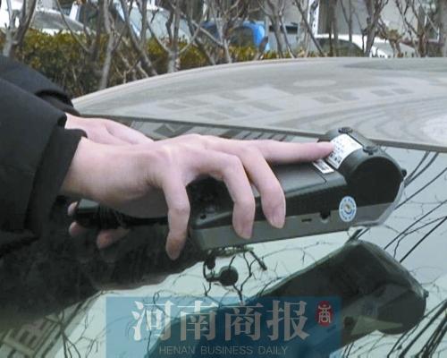 網(wǎng)傳POS機(jī)隔車(chē)窗能刷走ETC卡內(nèi)的錢(qián) 記者試驗(yàn)求證