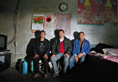10月18日，自鋸病腿的鄭艷良所在的保定市清苑縣東臧村，有多家農(nóng)戶大病難醫(yī)，村民王新建（中）得了白血
