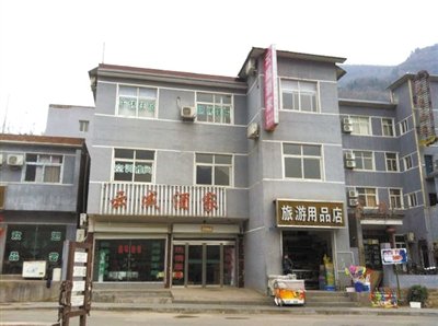 今年，胡萬林涉嫌非法行醫(yī)的地點(diǎn)，就在這座農(nóng)家賓館內(nèi)。