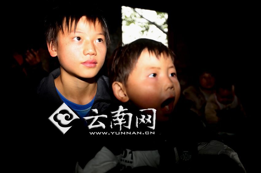 孩子認(rèn)真地跟著袁老師讀拼音。徐弘毅 攝
