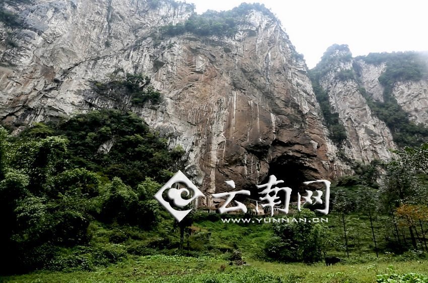大鍋圈小學(xué)就建在這樣一個(gè)懸崖絕壁邊上。
