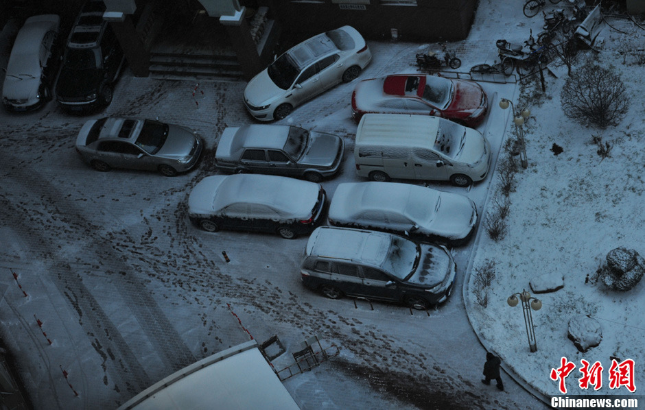 11月18日，沈陽街頭車輛被積雪覆蓋。