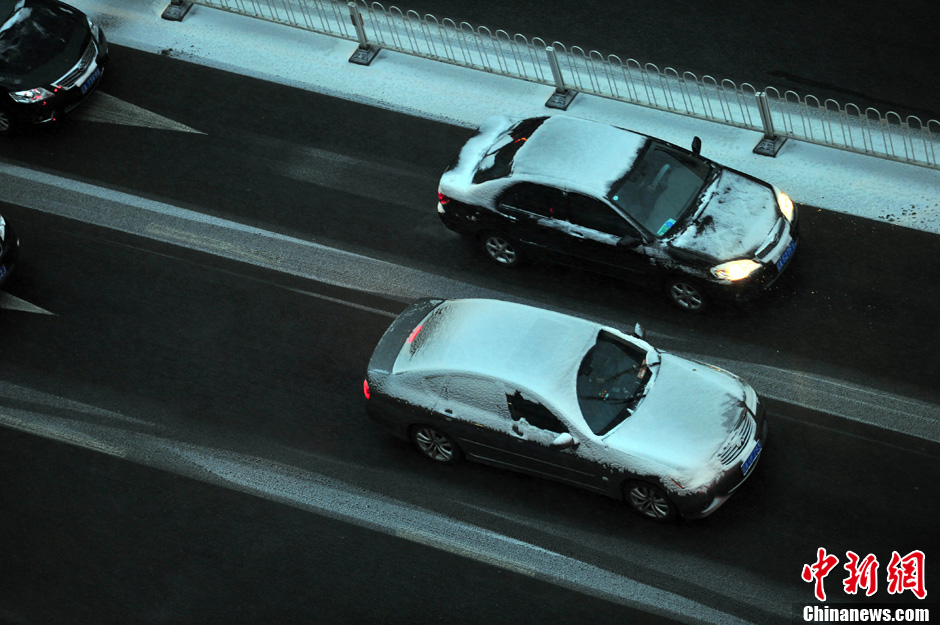 11月18日，沈陽街頭的汽車被積雪覆蓋。