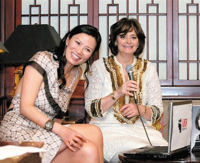 英國《每日郵報(bào)》刊發(fā)了一張鄧文迪曾幫助布萊爾夫人在中國推銷其自傳的圖片。