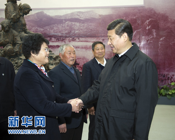 25日上午，習(xí)近平在臨沂華東革命烈士陵園參觀沂蒙精神展并會見當(dāng)?shù)叵冗M(jìn)模范和當(dāng)年支前模范后代代表。