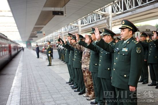 全國(guó)抗震救災(zāi)模范王凱率13集團(tuán)軍常委為退伍老兵送行。