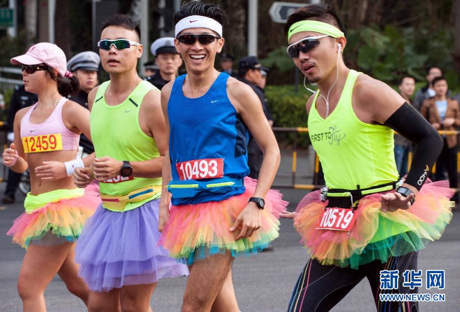 12月8日，三名男選手身著“蓬蓬裙”參加比賽。