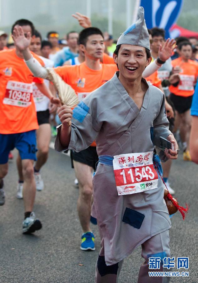 12月8日，一名選手身著“濟公”服裝參加比賽。