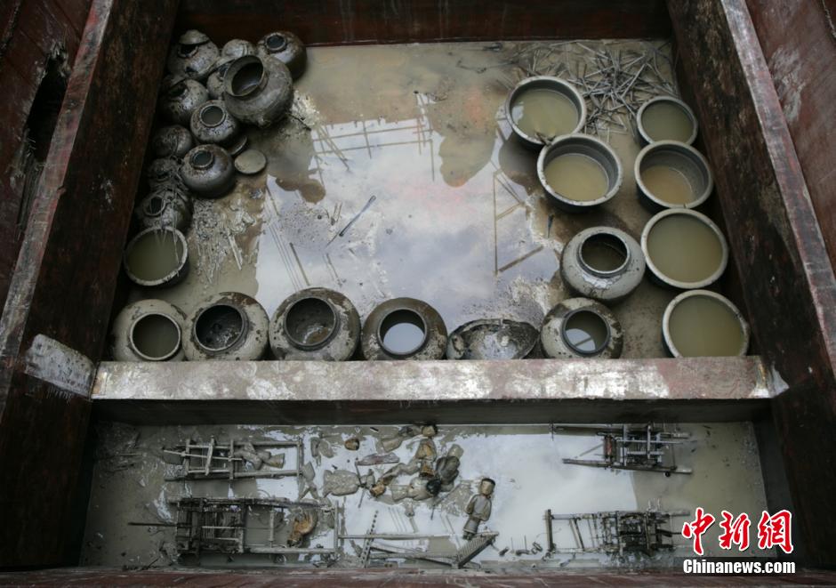 圖為漢墓群發(fā)掘現(xiàn)場出土了大量珍貴文物。