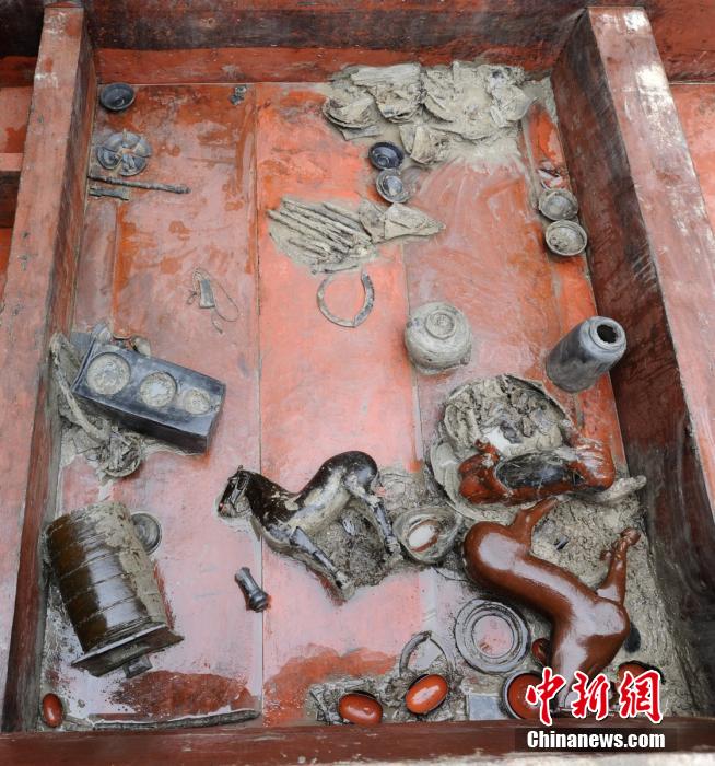圖為出土漆器240余件，器形有耳杯、奩、幾、盤、盒、俑、馬等。
