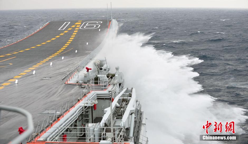 圖為遼寧艦利用南海海域自然條件進行大風(fēng)浪航行試驗。中新社發(fā) 胡鍇冰 攝