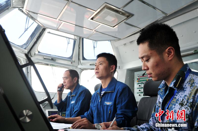 圖為遼寧艦飛行指揮員在塔臺進行艦載機著艦起飛指揮。中新社發(fā) 胡鍇冰 攝