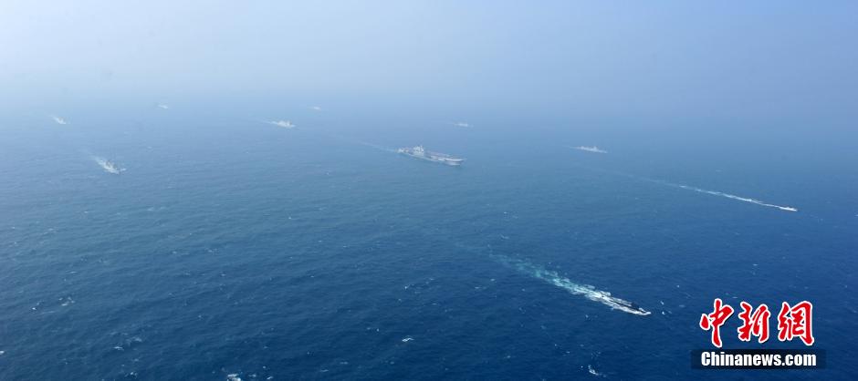 圖為遼寧艦與水面艦艇進行協(xié)同訓(xùn)練。中新社發(fā) 李靖 攝