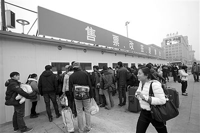 1月6日，北京站搭建完畢的臨時售票處已經(jīng)投入使用。今年春運期間，北京鐵路局共開設(shè)售票窗口3421個，同比增加150個。新京報記者