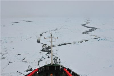 7日17時50分許，“雪龍”號船頭冰面裂開一條水道，“雪龍”號趁機迅速穿過。