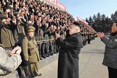 朝中社1月15日發(fā)布的圖片顯示，朝鮮最高領(lǐng)導(dǎo)人金正恩視察位于平安南道的國家科學(xué)院，與科研人員會(huì)面。